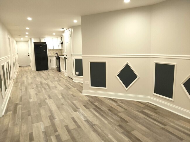 Building Photo - 722 W 59th St