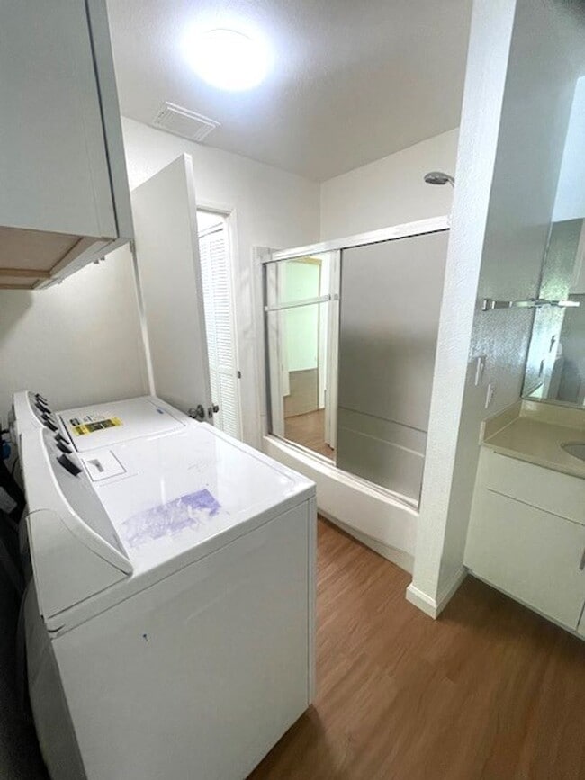 Building Photo - Recently Renovated 2 Bedroom / 1 Bath in K...