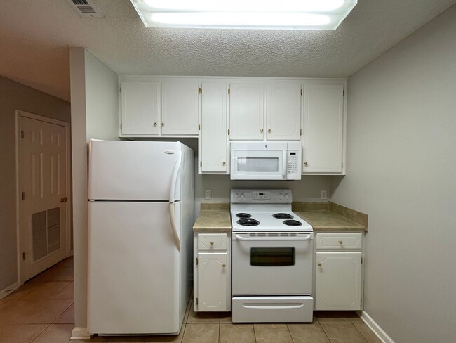 Building Photo - Dunwoody Townhomes - End Unit!