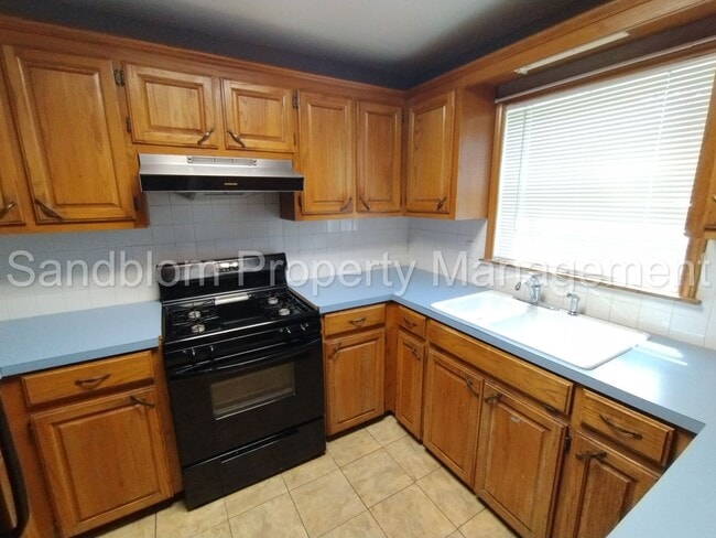 Building Photo - FOR LEASE | Mid-town Tulsa | 2 bed, 1 bath...