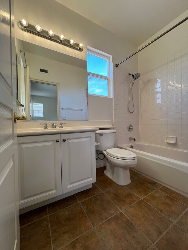 Building Photo - Luxury En Suite Living & Panoramic Views