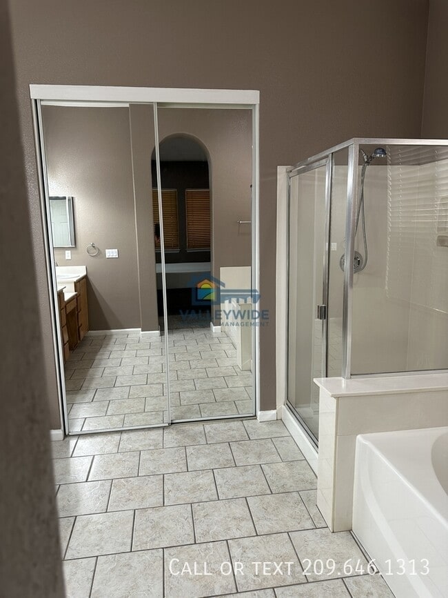 Building Photo - 2555 Crestmore Cir