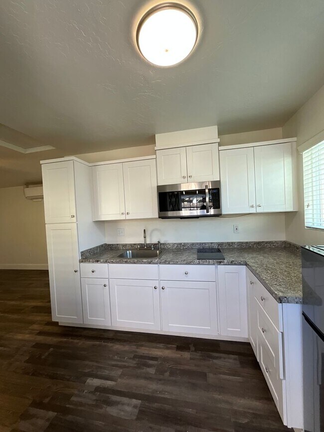 Building Photo - 3074 E Terrace Ave