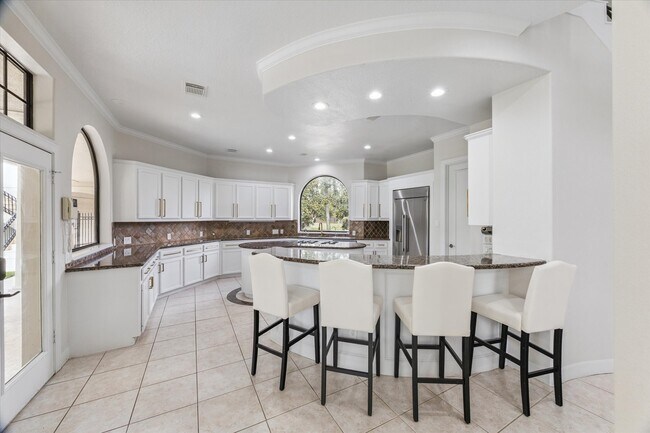 Building Photo - 600 Royal Oaks Dr