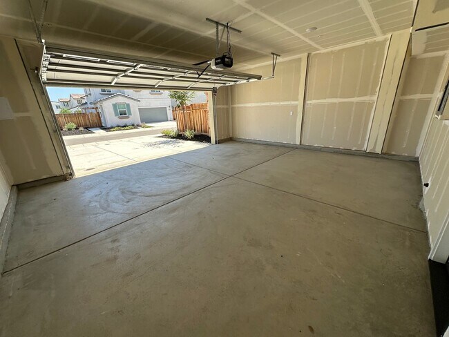Building Photo - Stunning, Sun-Drenched 4BR + Loft Home in Lakeview – Loaded with Premium Upgrades!