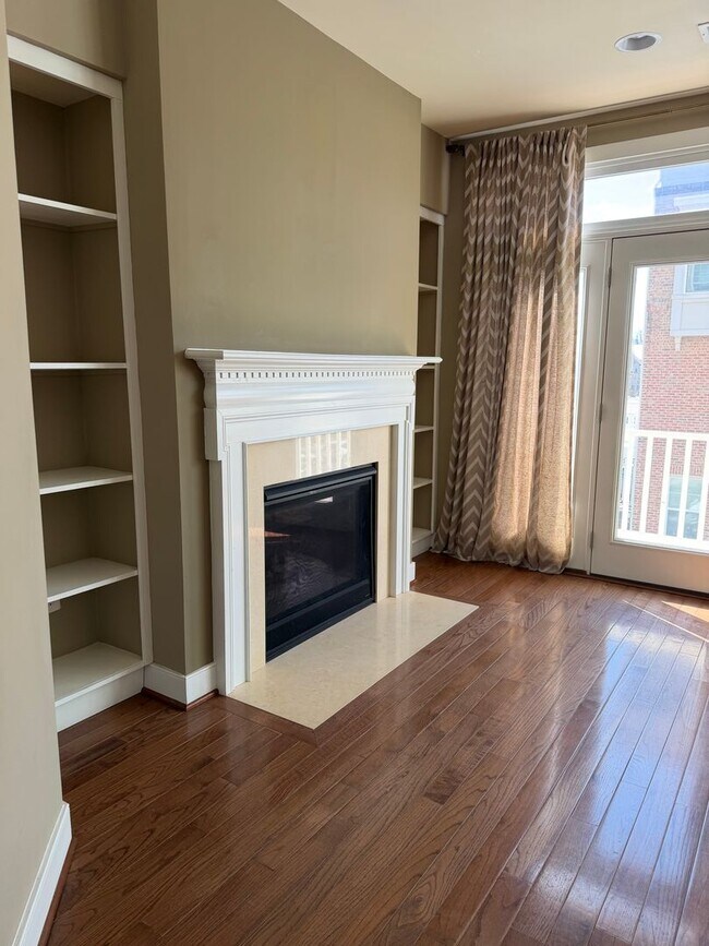 Building Photo - 4 LEVEL TOWNHOUSE WITH 2 CAR GARAGE, WALKING DISTANCE TO DOWNTOWN CROWN