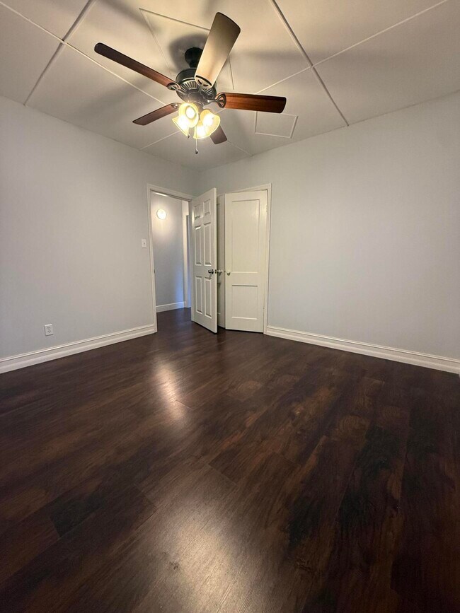 Building Photo - 714 W Lakewood Rd