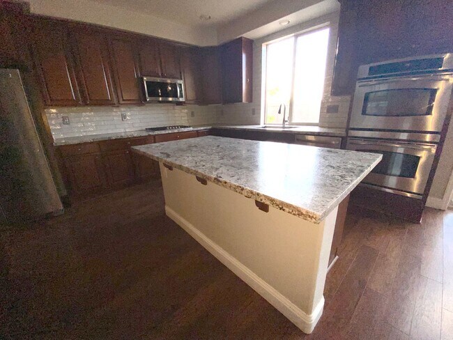 Building Photo - Top of the Hill - Gorgeous 5 Bedroom 3 Bat...
