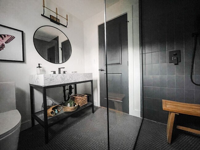 Building Photo - Gorgeous three bedroom in the heart of Park Ave