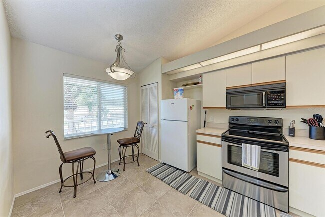 Building Photo - Furnished 2 Bedroom | 2 Bath - Lake Views