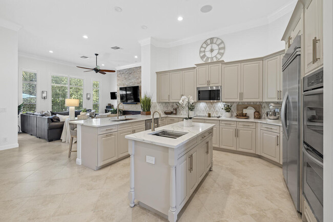 Building Photo - 15385 Meadow Wood Dr