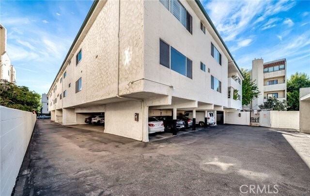 Building Photo - 5315 Zelzah Ave