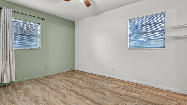Building Photo - Renovated 3-Bed Furnished Home with Large ...