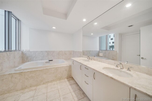 Building Photo - 1331 Brickell Bay Dr
