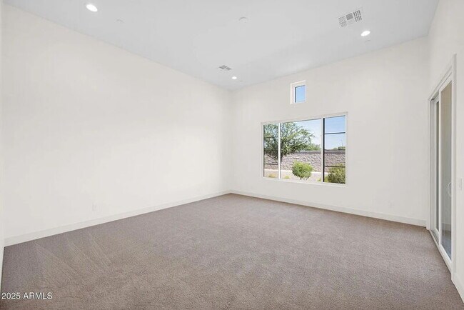 Building Photo - 2648 E Longhorn Ct