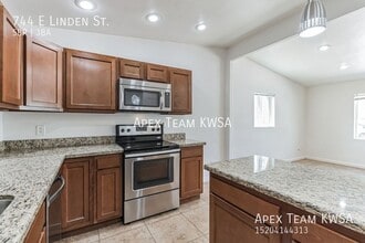 Building Photo - 744 E Linden St