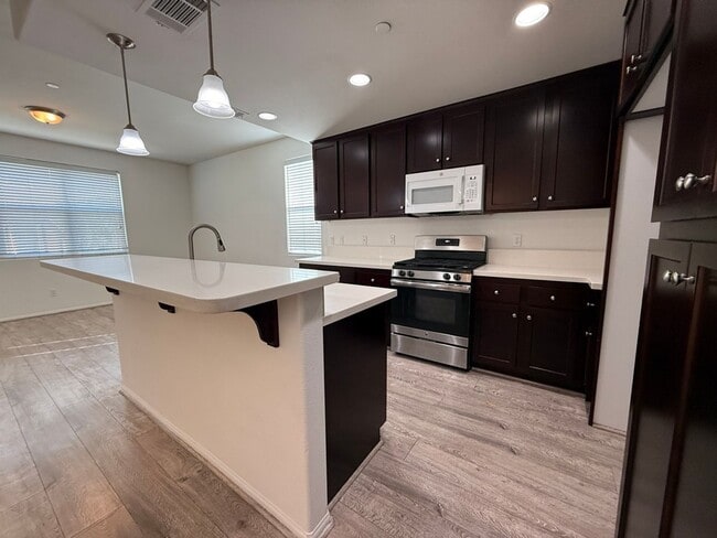 Building Photo - Newer 3 Bedroom Home! Near shops and restaurants!