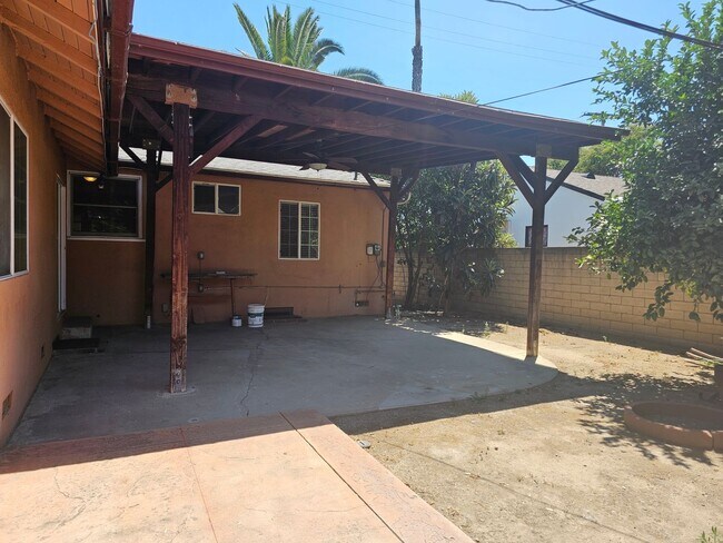 Building Photo - 4 Bedrooms and 3 Bathrooms in Winnetka