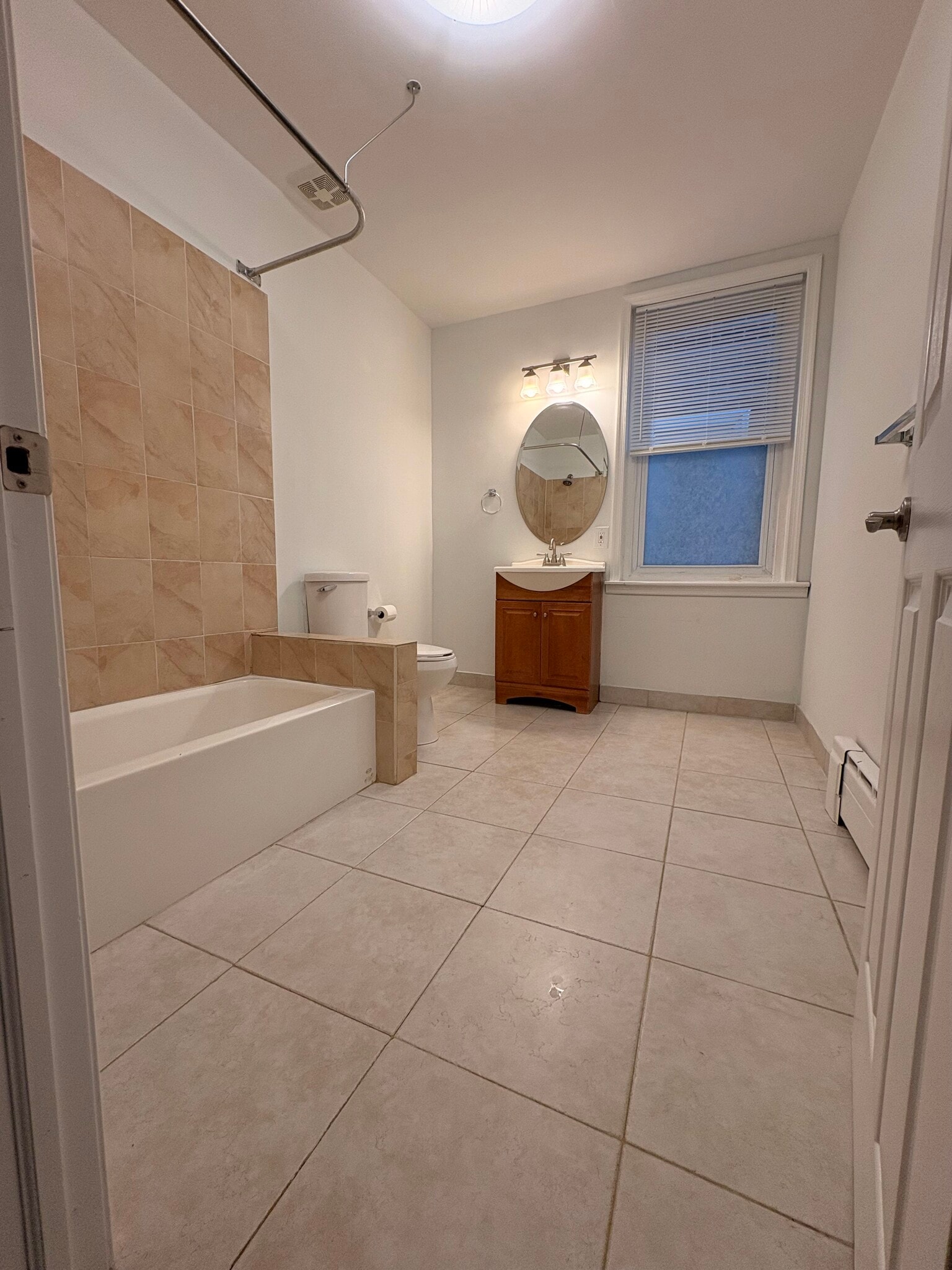 Large bathroom - 2610 Wilmot St