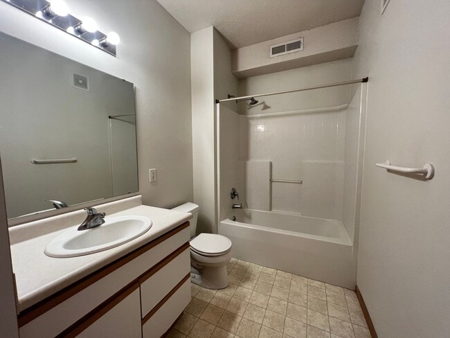 Building Photo - $1,325 | 2 Bedroom, 2 Bathroom Apartment |...