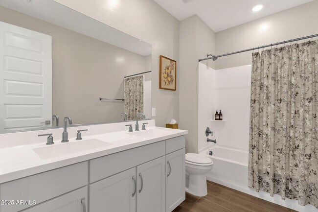 Building Photo - 5823 E Rose Garden Ln