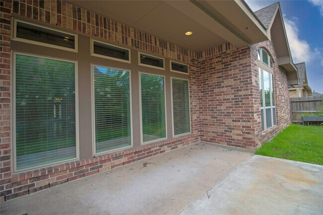 Building Photo - 2019 Sunset Springs Dr