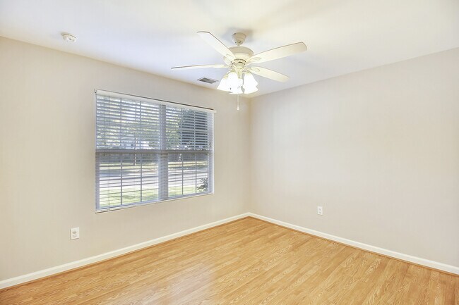 Building Photo - FENCED IN YARD!!!  Beautiful 4/3 UPDATED SF Home in Gaithersburg