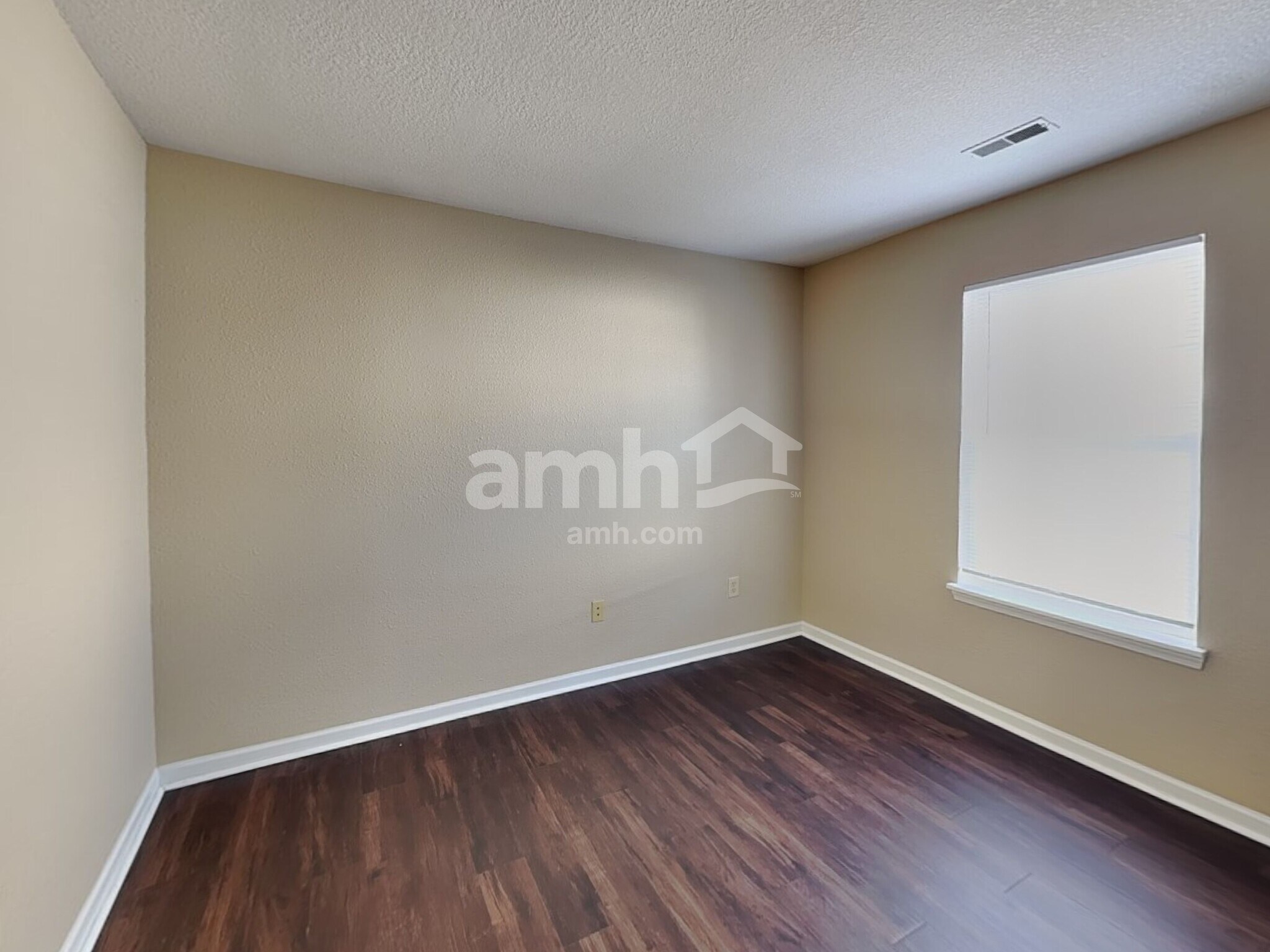 Building Photo - 220 Longview Bend