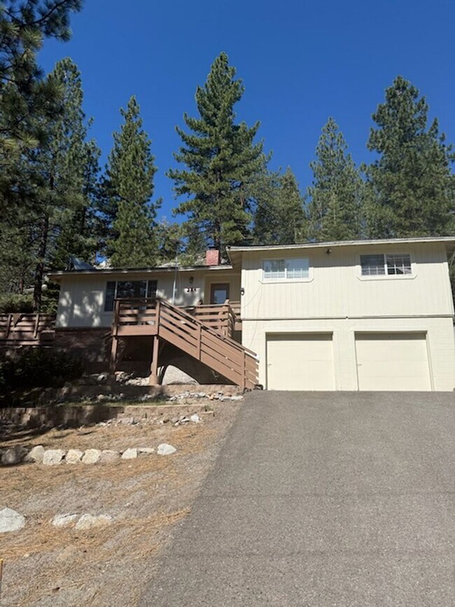 Building Photo - Large furnished mountaintop cabin with 2 car garage and hot tub