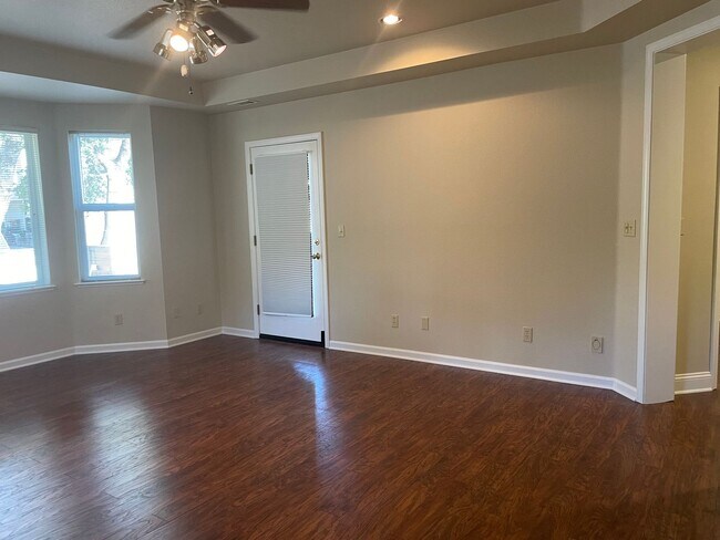 Building Photo - 3 bedroom, 3 bath, entertainment room, lib...