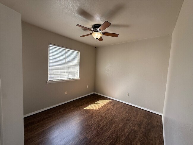 Building Photo - 1013 Mercury Cir