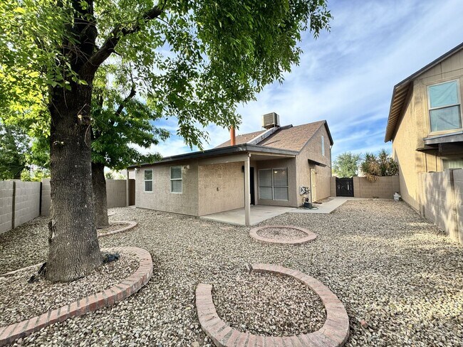 Building Photo - Great 3 bedroom 2 bath culdesac lot with fireplace