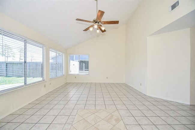 Building Photo - 10110 Shadow Pine Dr