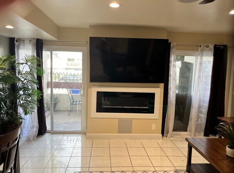 Building Photo - 7651 Reseda Blvd