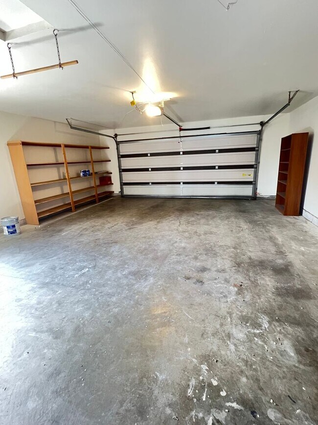 Building Photo - Beautiful 4 Bedroom Home on the Lake-May Rent FREE!