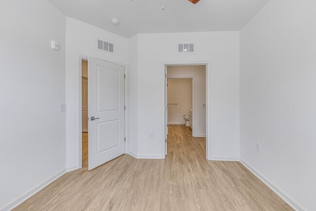 Building Photo - Beacon Landing - Brand New! 2bd, 2ba, private extra large screened porch and elevator!