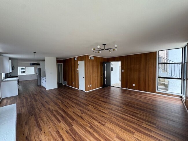Building Photo - Recently Renovated 2 Bed / 2 Bath Apartmen...
