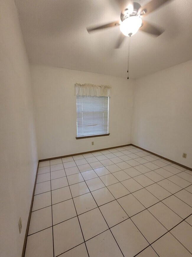 Building Photo - Ready to View!!