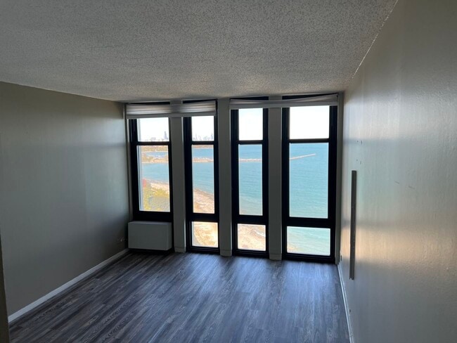 Building Photo - 6700 S South Shore Dr