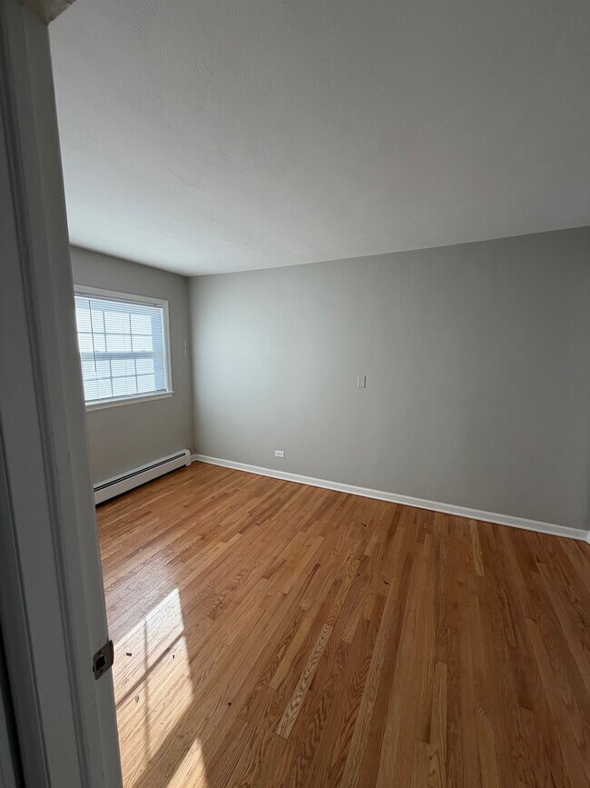 Building Photo - Colonial Gardens