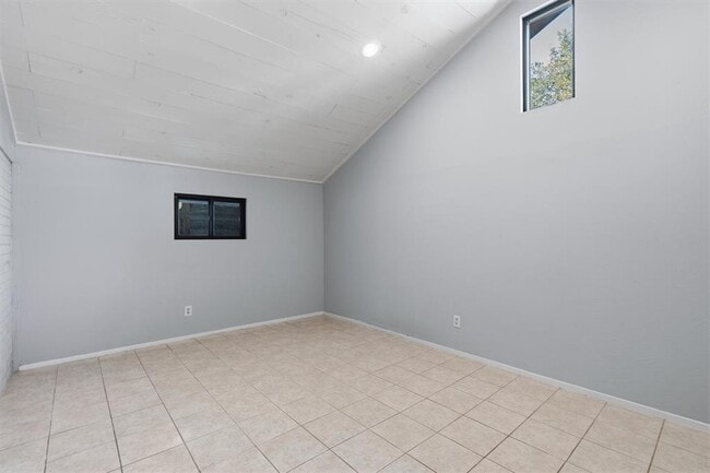 Building Photo - 2204 Santa Rita St