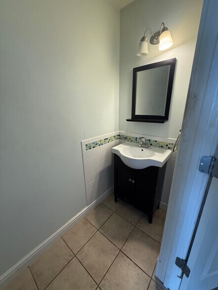 Building Photo - 11 Leclair St