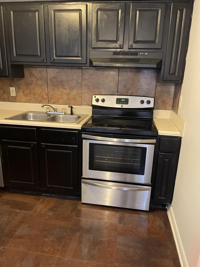 Building Photo - 1805 Tall Pines Cir