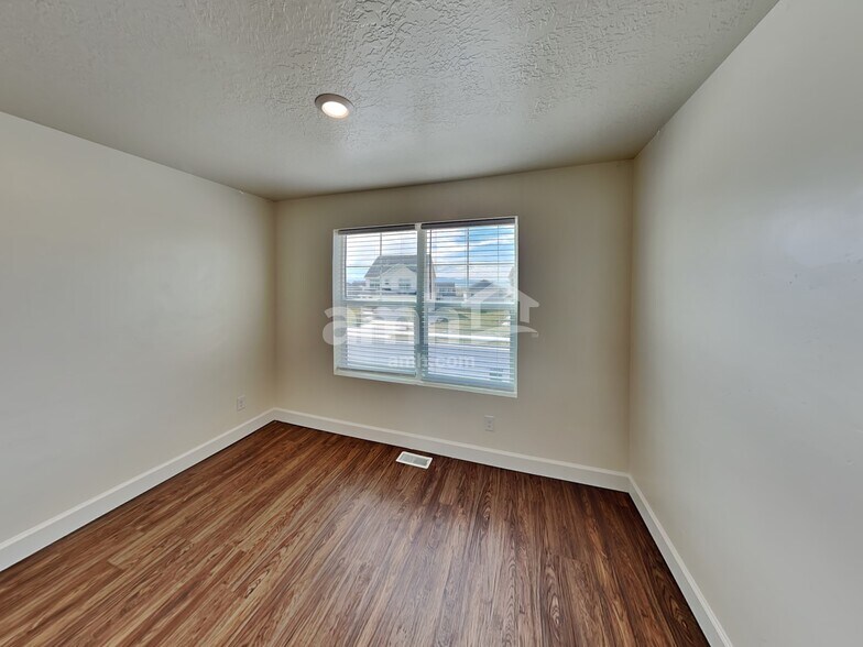 Building Photo - 2054 E Silverado Ln