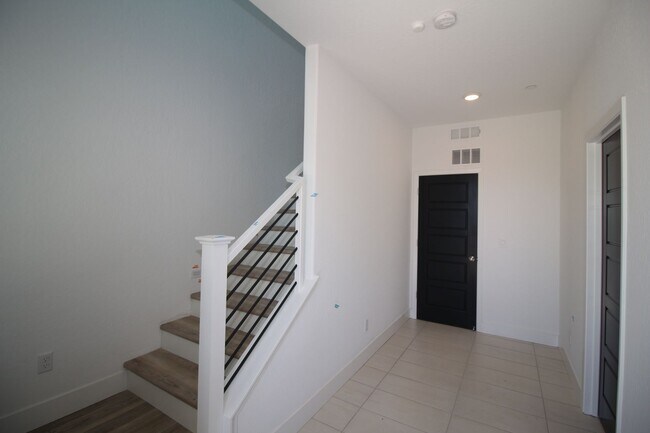 Building Photo - 2707 E Tamarind Dr