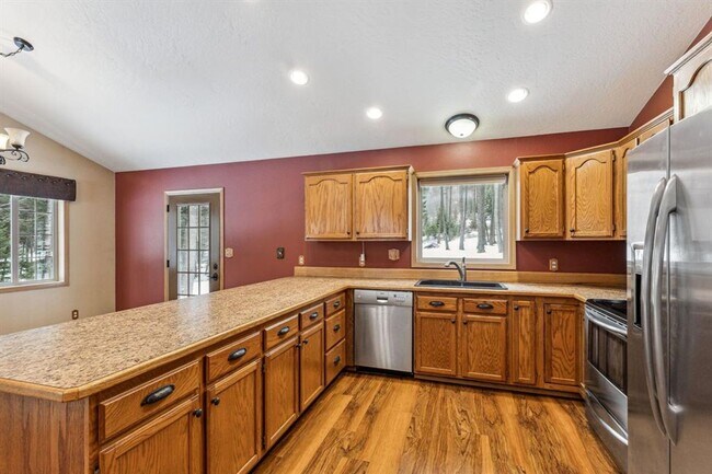 Building Photo - Lolo 4 bedroom, 2 bath, 2,520 Sq. Ft. home...