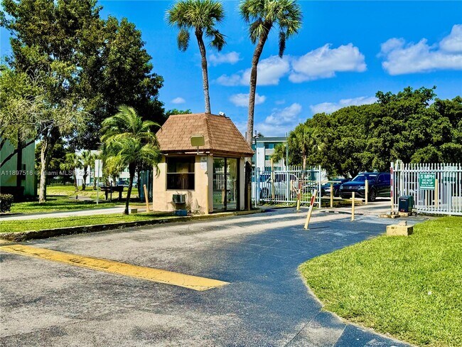 Building Photo - 10825 SW 112th Ave