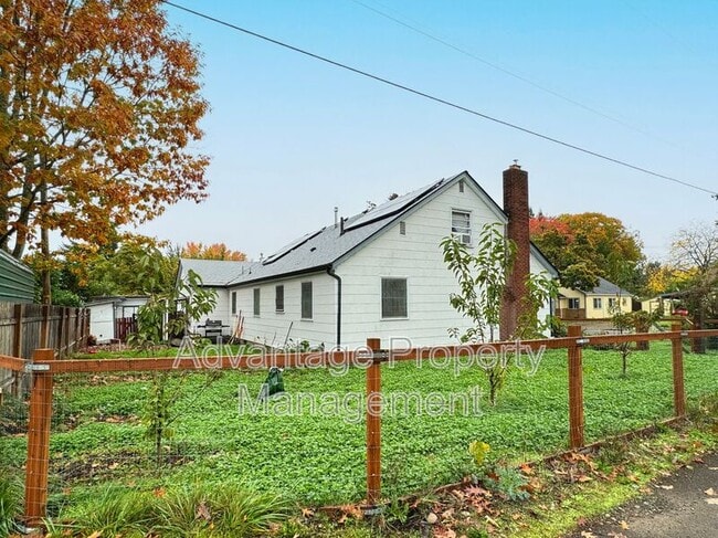 Building Photo - 1920 SE Debord St