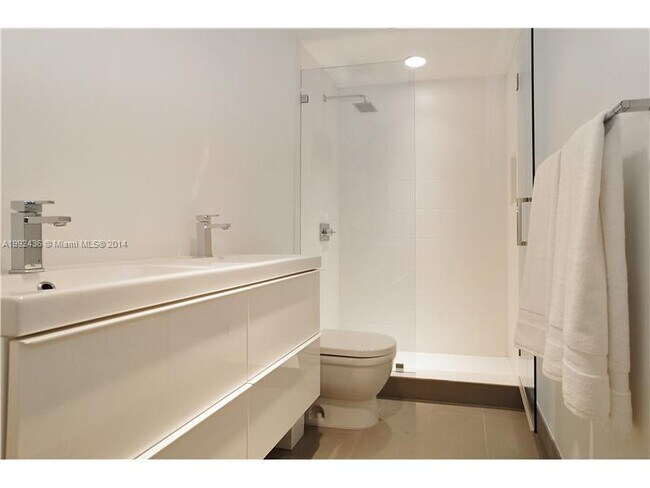 Building Photo - 19114 Fisher Island Dr