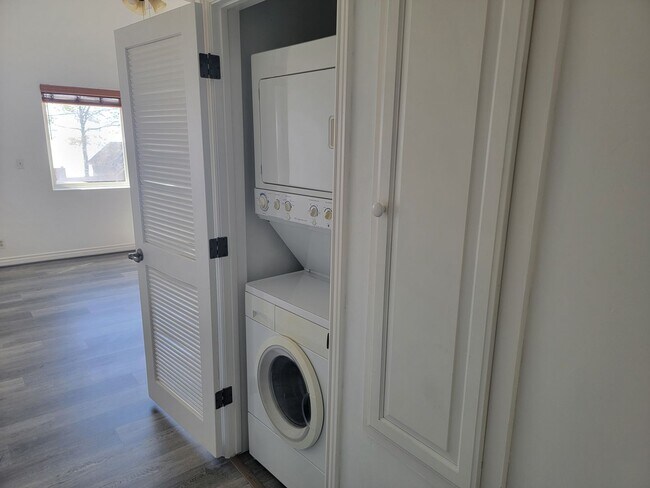 Building Photo - One Bedroom Apartment